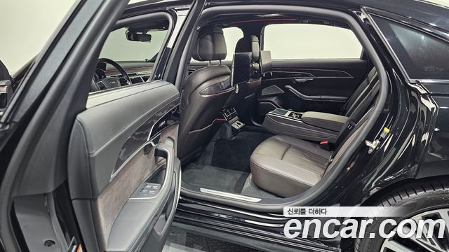 Audi A8 2022 — photo 16