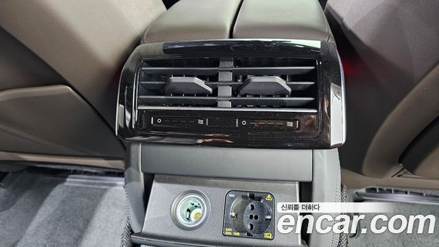 Audi A8 2022 — photo 32