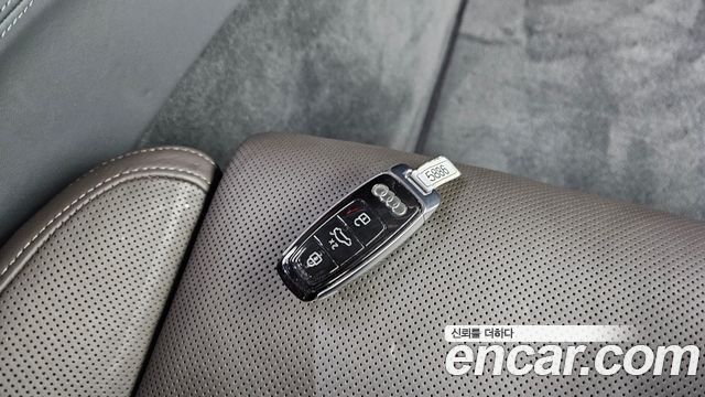 Audi A8 2022 — photo 33