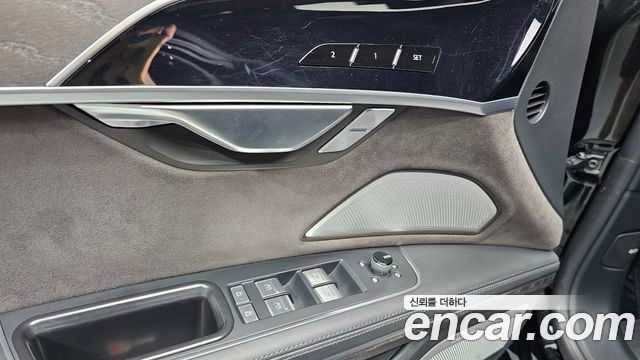 Audi A8 2022 — photo 34