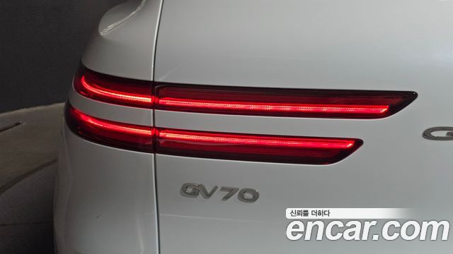 Genesis GV70 2023 — photo 9