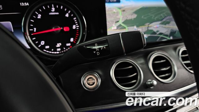 Mercedes-Benz E-Class 2018 — photo 12