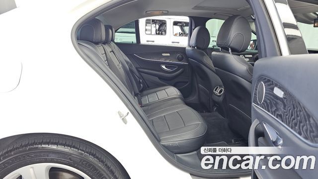 Mercedes-Benz E-Class 2018 — photo 18