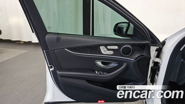 Mercedes-Benz E-Class 2018 — photo 14