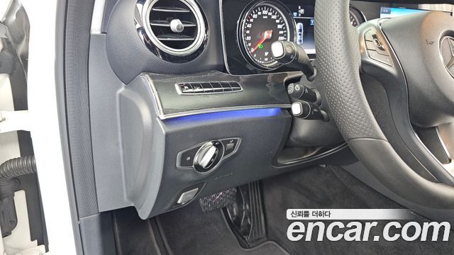 Mercedes-Benz E-Class 2018 — photo 27