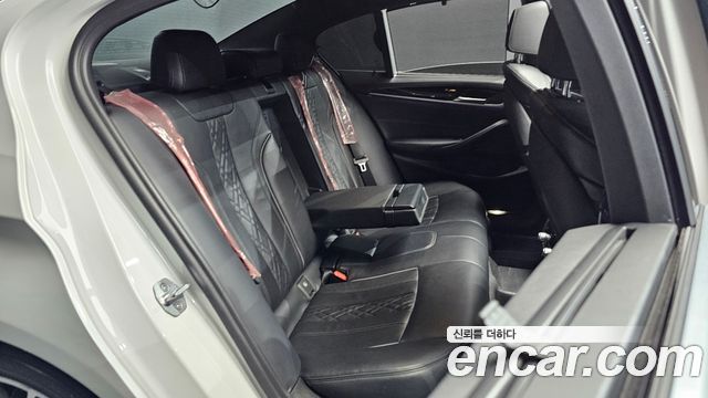 BMW 5-Series 2019 — photo 17