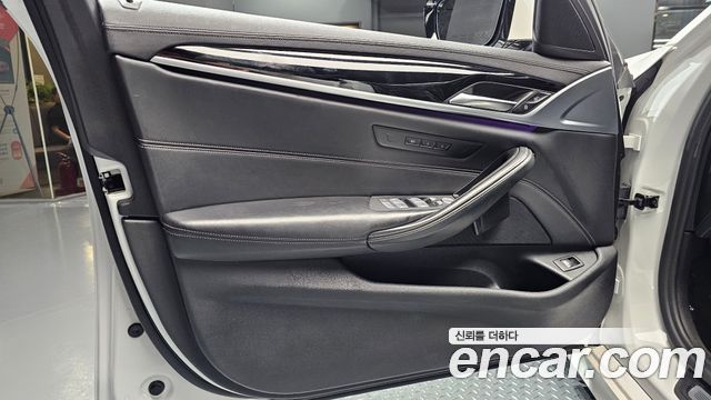 BMW 5-Series 2019 — photo 14