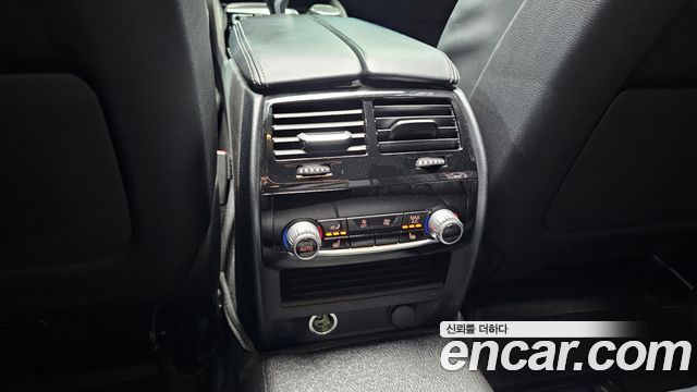 BMW 5-Series 2019 — photo 32