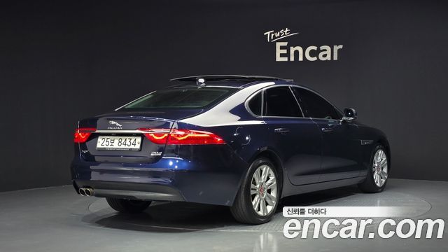 Jaguar XF 2017 — photo 2