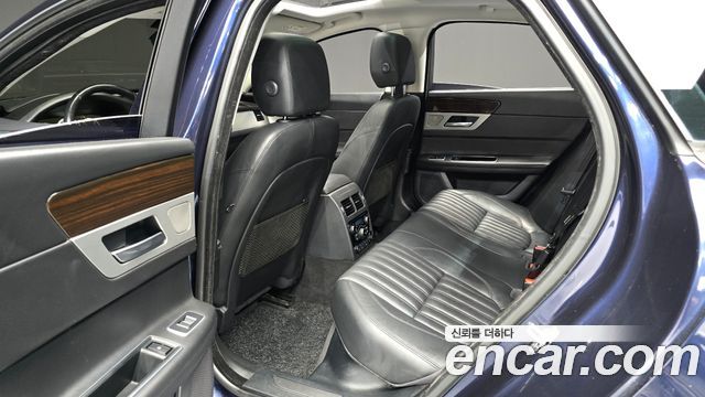 Jaguar XF 2017 — photo 11