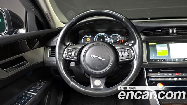 Jaguar XF 2017 — photo 12