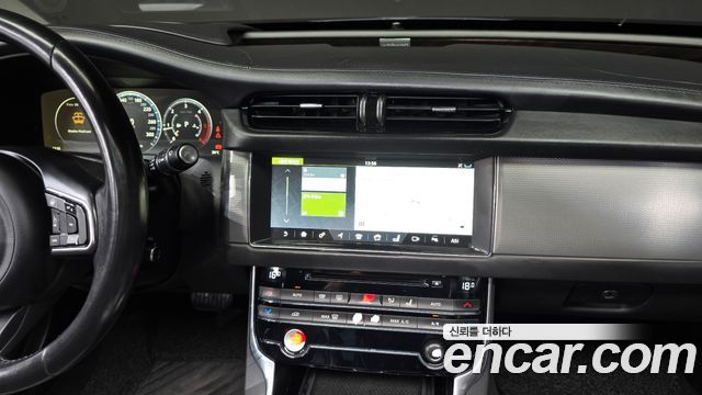 Jaguar XF 2017 — photo 14