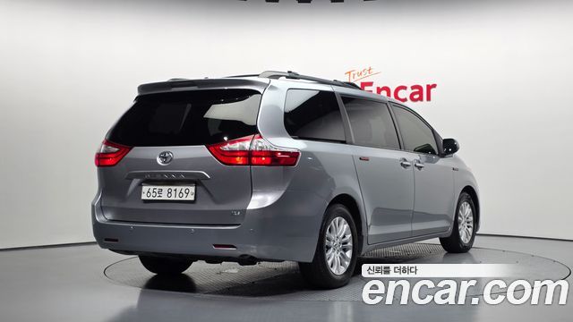 Toyota Sienna 2017 — photo 2