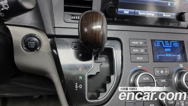 Toyota Sienna 2017 — photo 9