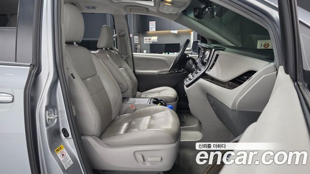 Toyota Sienna 2017 — photo 11