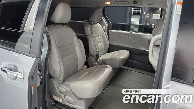 Toyota Sienna 2017 — photo 12
