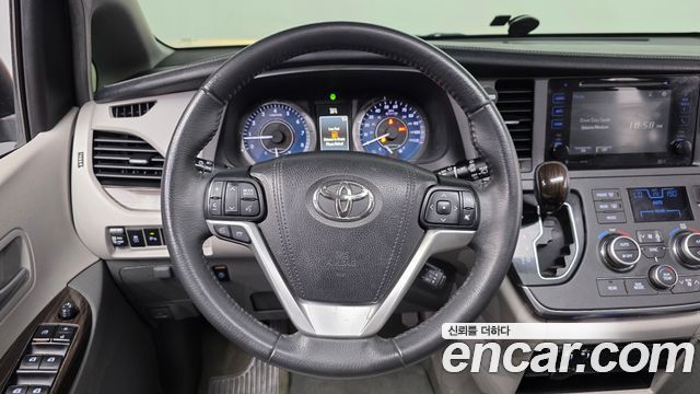 Toyota Sienna 2017 — photo 13