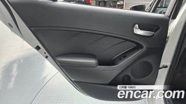 Kia K3 2016 — photo 15