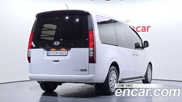 Hyundai Staria 2025 — photo 2