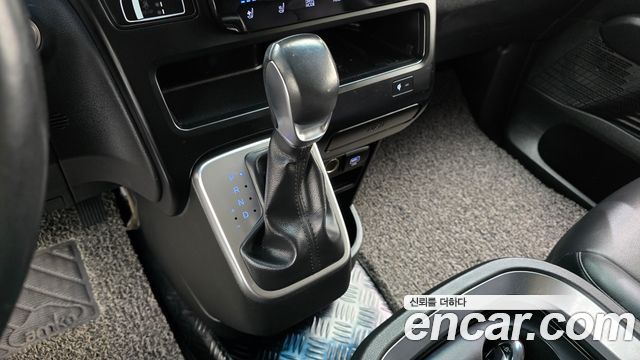 Hyundai Staria 2025 — photo 9