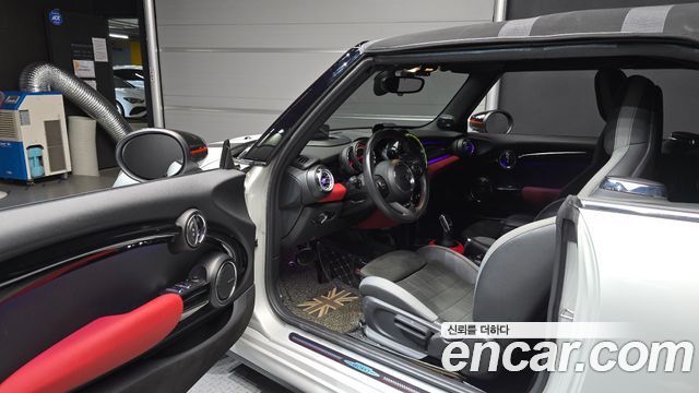 Mini Cooper Convertible 2020 — photo 10