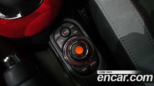 Mini Cooper Convertible 2020 — photo 18