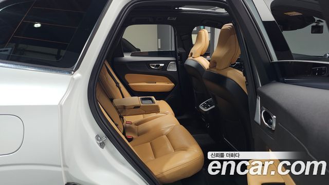 Volvo XC60 2020 — photo 18