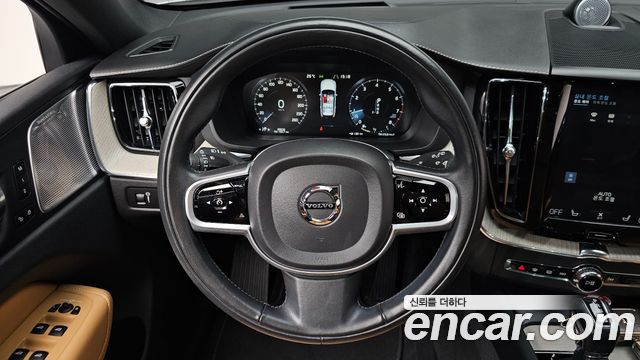 Volvo XC60 2020 — photo 19