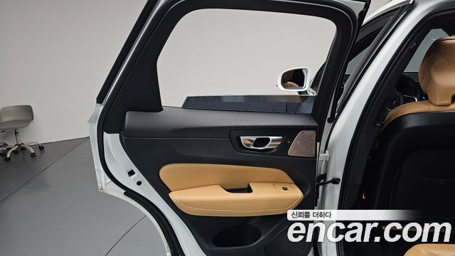 Volvo XC60 2020 — photo 15
