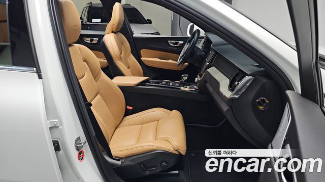 Volvo XC60 2020 — photo 16