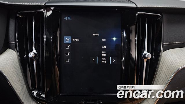 Volvo XC60 2020 — photo 30