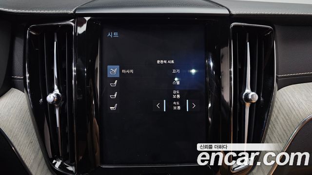 Volvo XC60 2020 — photo 32