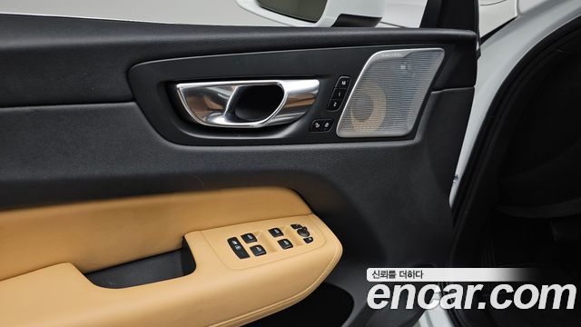Volvo XC60 2020 — photo 33