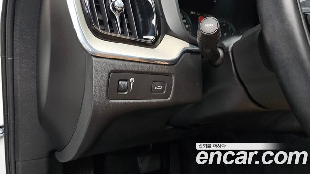 Volvo XC60 2020 — photo 34