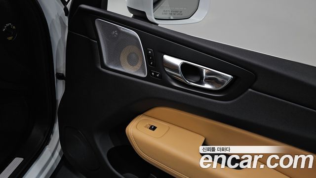 Volvo XC60 2020 — photo 35