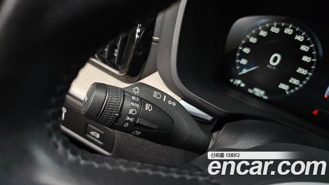 Volvo XC60 2020 — photo 37