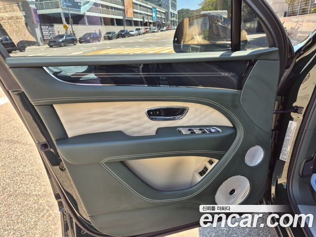 Bentley Bentayga 2025 — photo 18