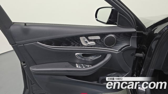 Mercedes-Benz E-Class 2021 — photo 14