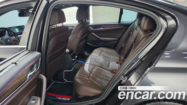 BMW 5-Series 2019 — photo 17