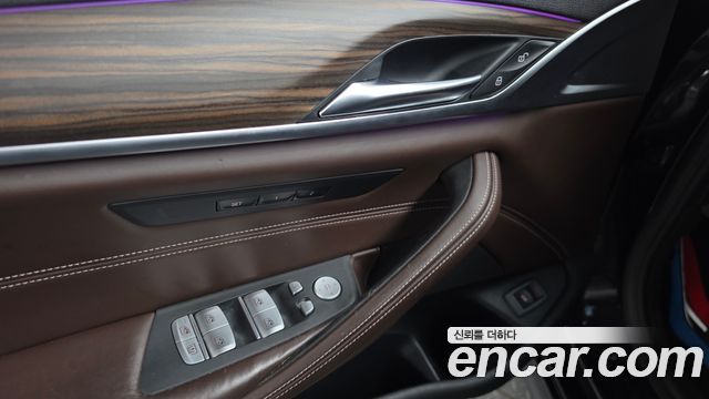 BMW 5-Series 2019 — photo 25