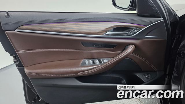 BMW 5-Series 2019 — photo 14