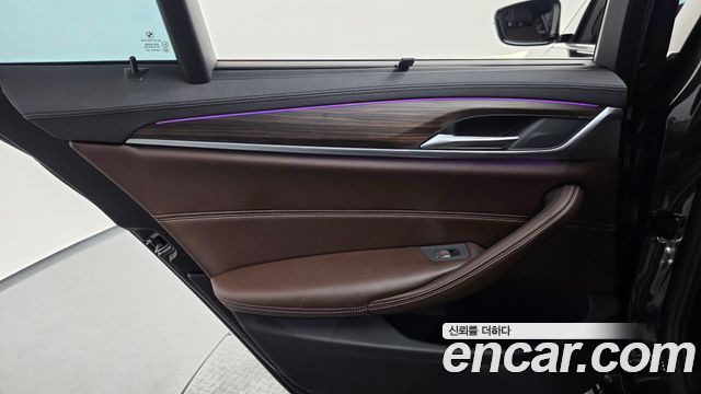 BMW 5-Series 2019 — photo 15
