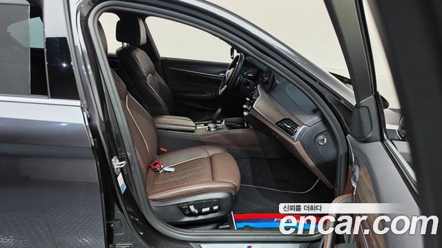 BMW 5-Series 2019 — photo 16