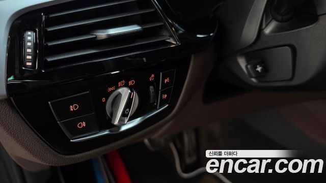 BMW 5-Series 2019 — photo 27