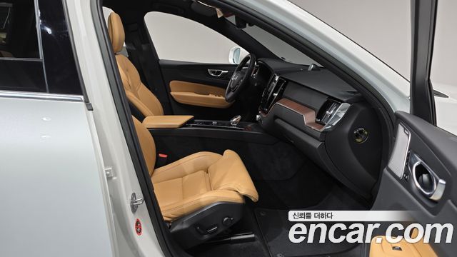 Volvo XC60 2023 — photo 17