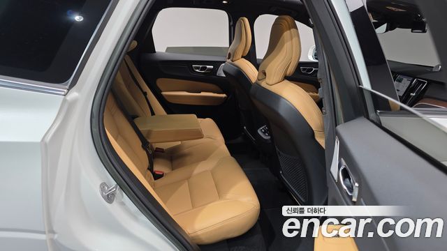 Volvo XC60 2023 — photo 18