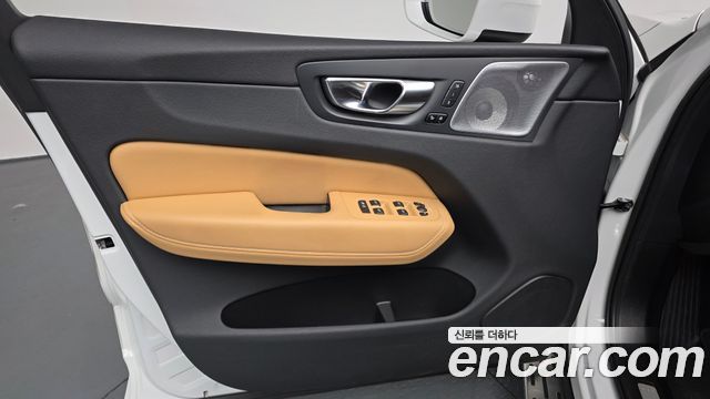 Volvo XC60 2023 — photo 14