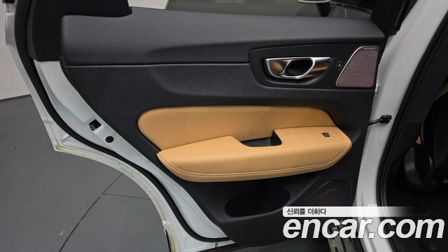 Volvo XC60 2023 — photo 15