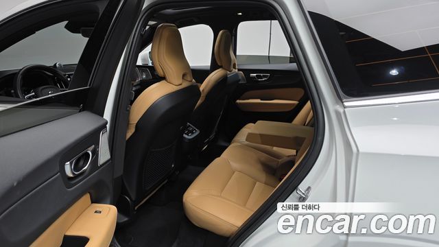 Volvo XC60 2023 — photo 16