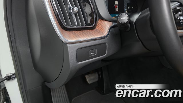 Volvo XC60 2023 — photo 28